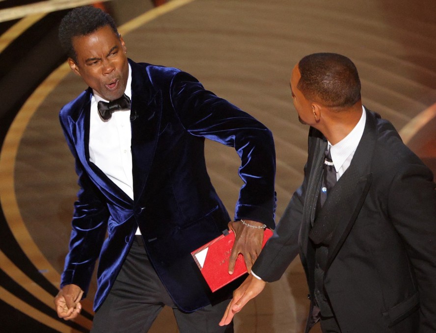Chris Rock faz piada sobre soco de Will Smith no Oscar 2022 em show de