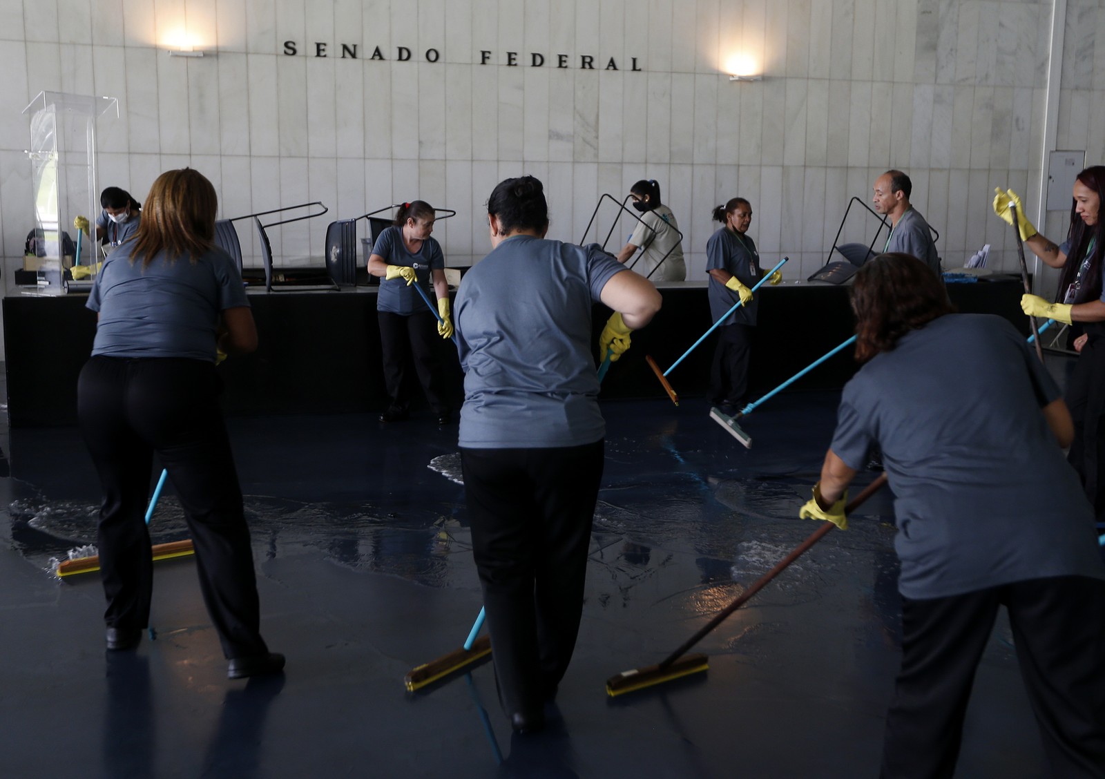 Funcionários fazem limpeza no Senado Federal após atos golpistas — Foto: Cristiano Mariz/Agência O Globo