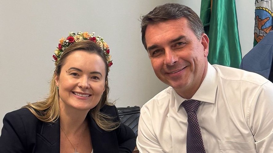 Flávio Bolsonaro e Júlia Zanatta em evento político