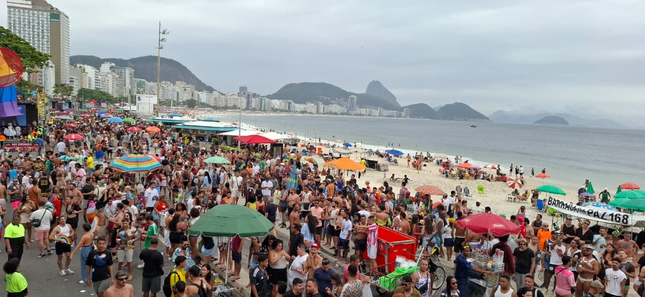 Copacabana Beach was packed for the event that started on Sunday morning - Photography: Walter Farias