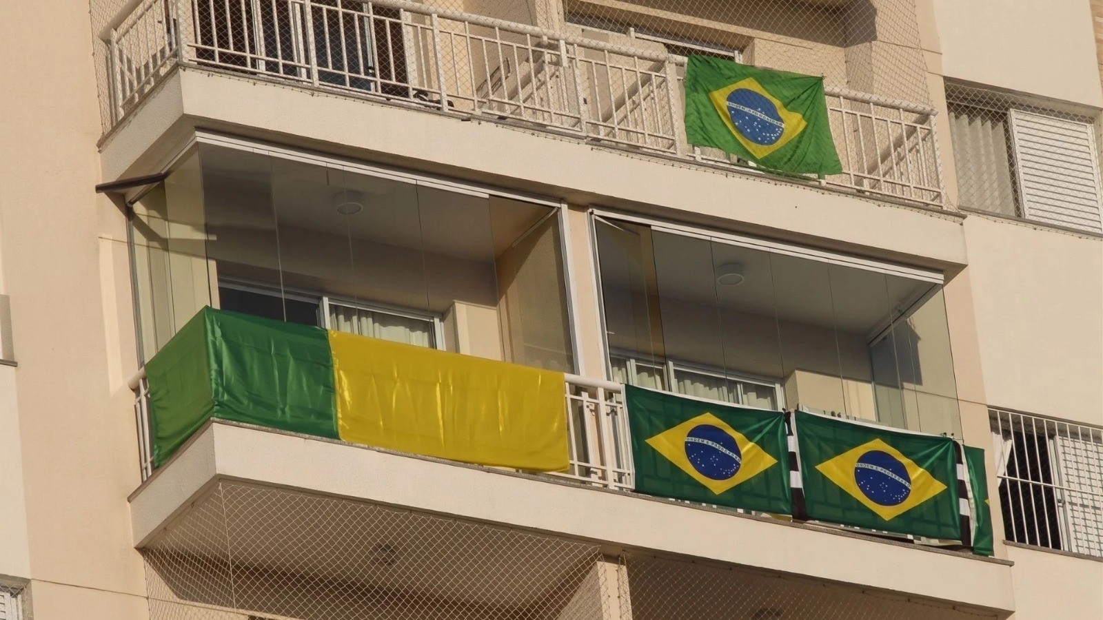 Condomínios em cidade do ES ameaçam multar moradores por bandeira do Brasil em varandas durante Copa e eleições
