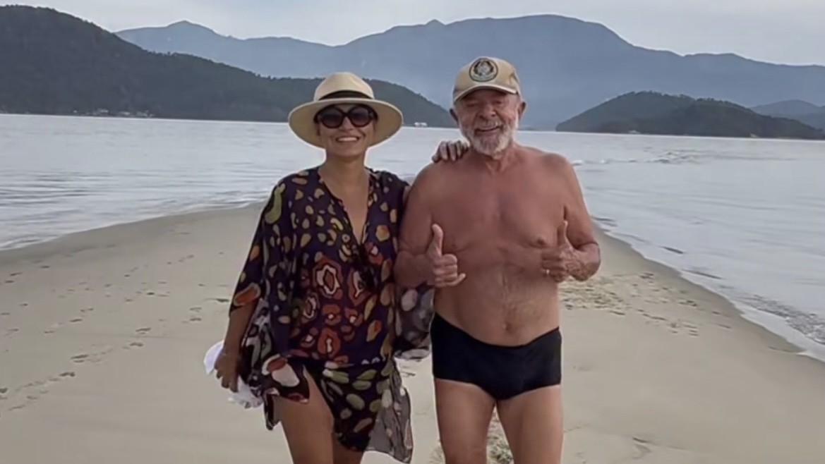 De sunga, Lula mostra f&eacute;rias no Rio: 'Milagre da natureza para acabar com preconceito entre esquerda e direita'