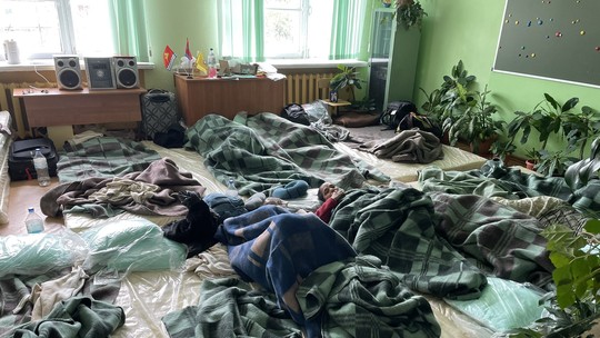 Passageiros dormem no chão de escola na Rússia após avião fazer pouso de emergência; vídeo