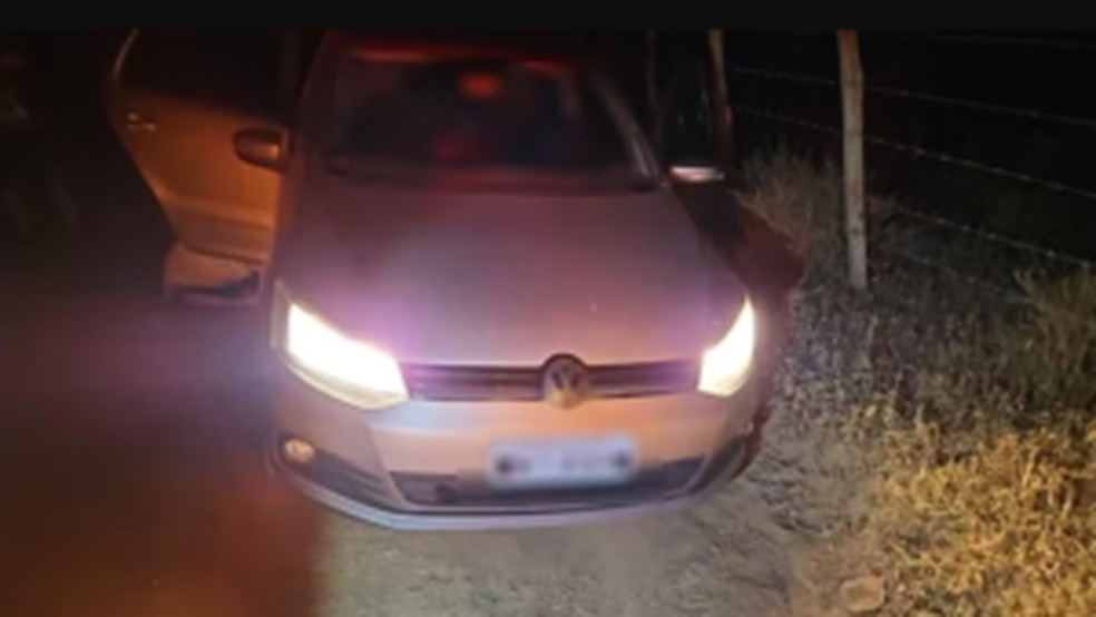 Os seis corpos estavam no interior do carro localizado na zona rural do município — Foto: Reprodução