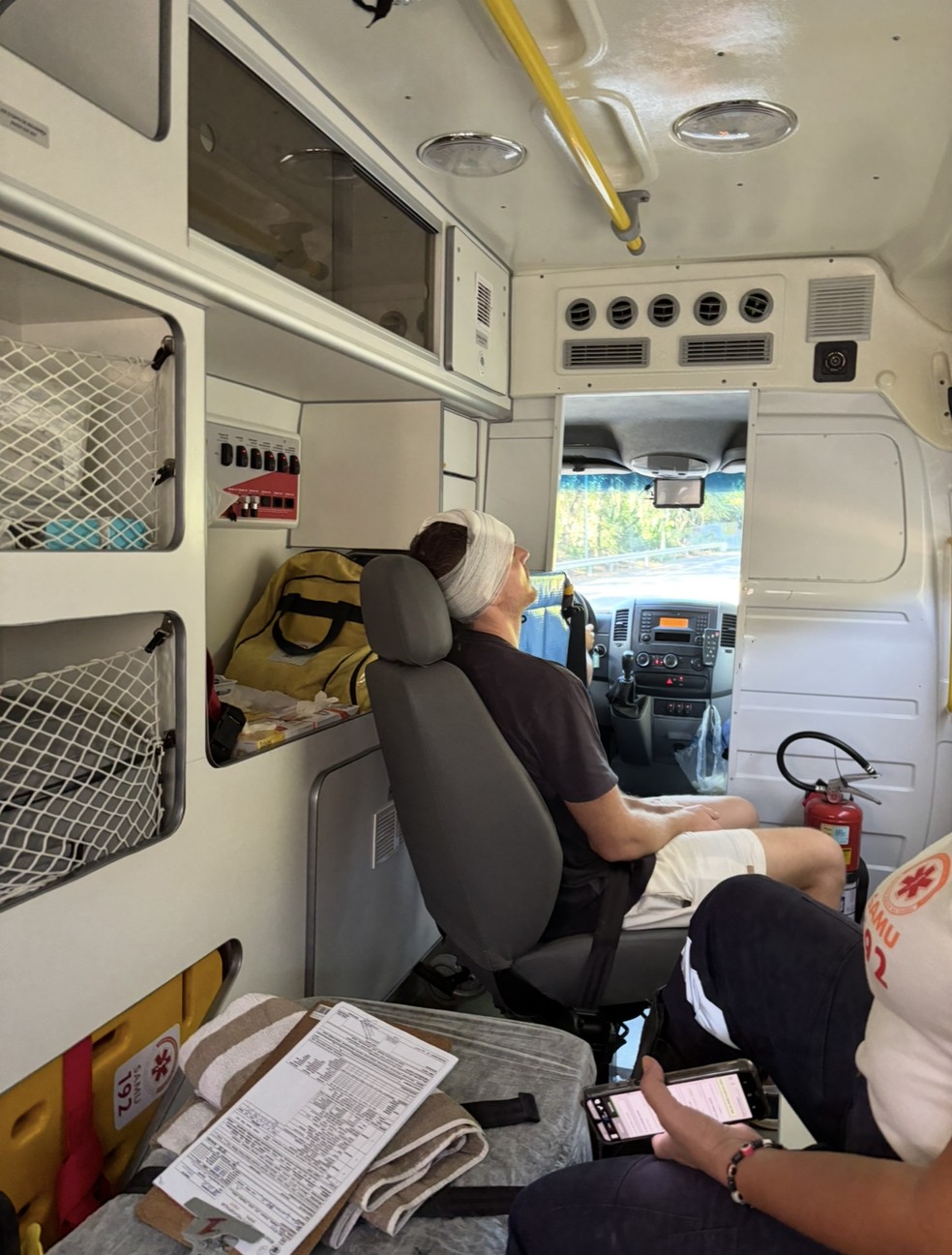 O jornalista americano sendo levado para hospital municipal em Paraty — Foto: Emily Codik/The Washington Post