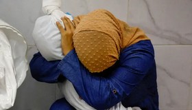 Palestina abraçada a corpo de sobrinha morta é eleita foto do ano pela World Press Photo