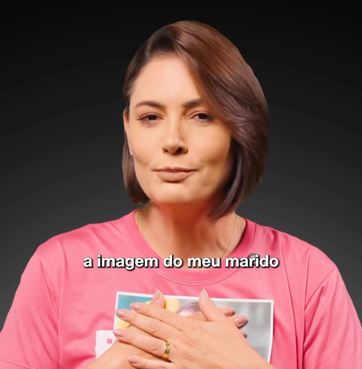 Michelle 'esconde' rosto de Bolsonaro estampado em camisa ao criticar decisão do TRE que barrou propaganda
