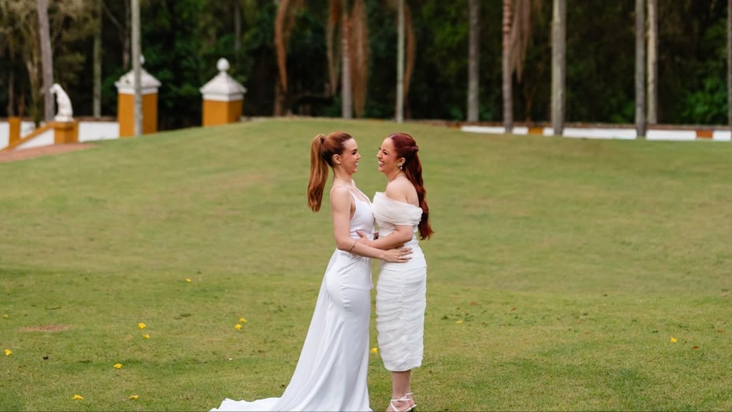 Mari Fernandez publica fotos com a noiva antes do casamento e enfrenta comentários homofóbicos