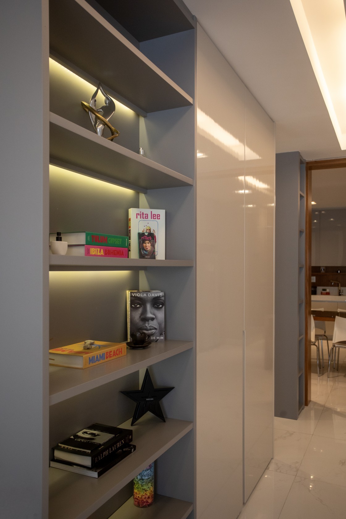 Vitória Strada decora apartamento com livros — Foto: Ana Branco/Agência O Globo