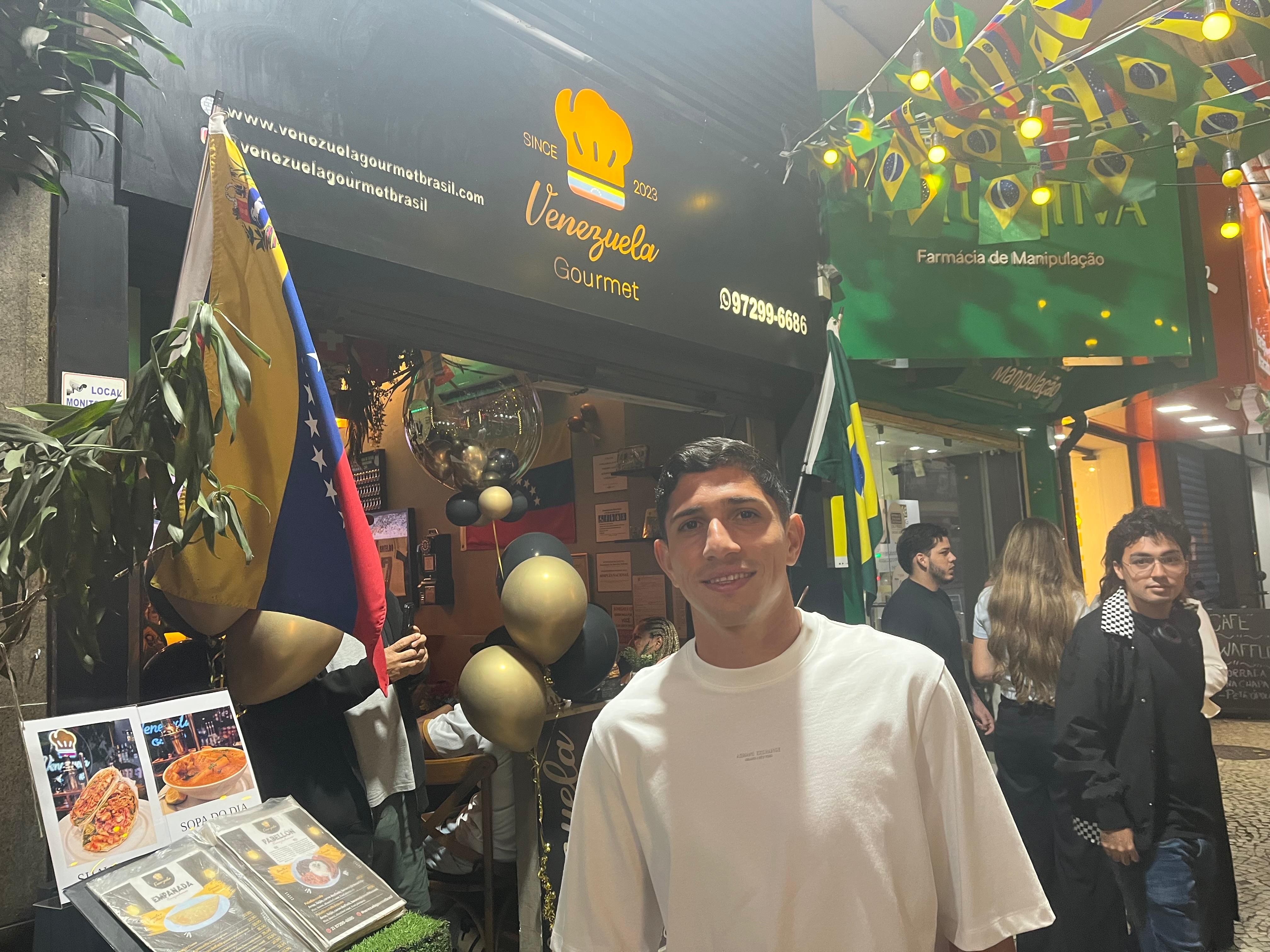 Rolé aleatório? Savarino e Soteldo, do Fluminense, celebram a Venezuela com fila de torcedores em aniversário de lanchonete - QTU Questões do Universo