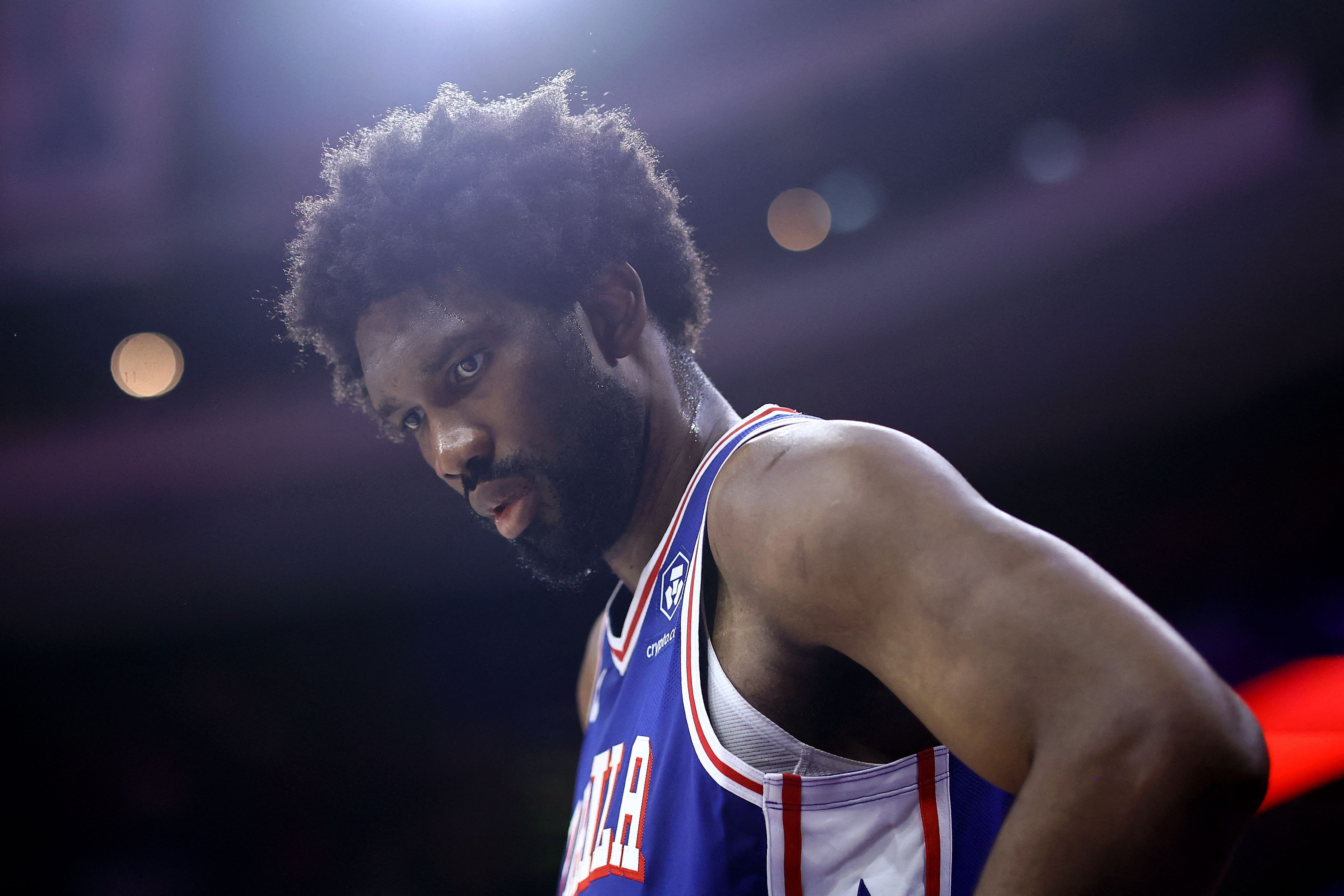 Joel Embiid é suspenso pela NBA após confusão com jornalista