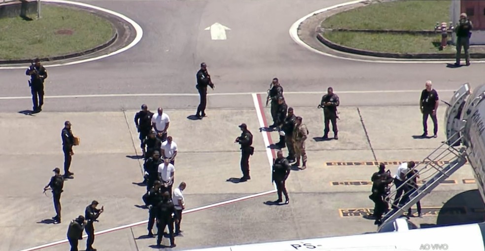 Presos enfileirados para transferência para presídios federais — Foto: Reprodução / TV Globo