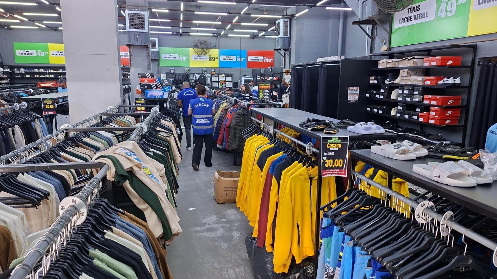 Outlet tem 3,5 toneladas de roupas e produtos falsificados apreendidos na Zona Oeste