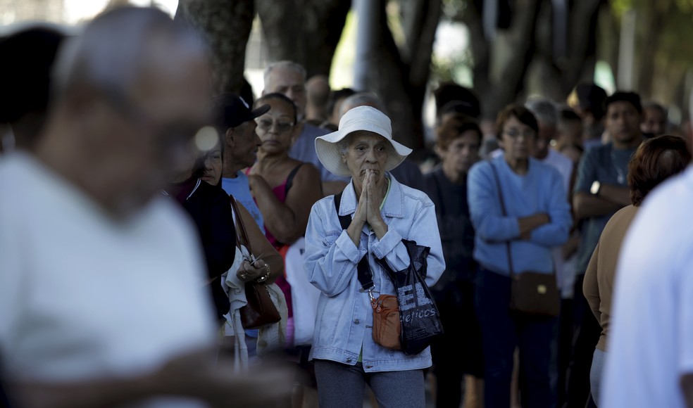 Cartão Jaé. Filas nos postos de atendimento para pedir o cartão. Na foto fila imensa no posto do Jaé no Estácio. — Foto: Fabiano Rocha / Agência O Globo