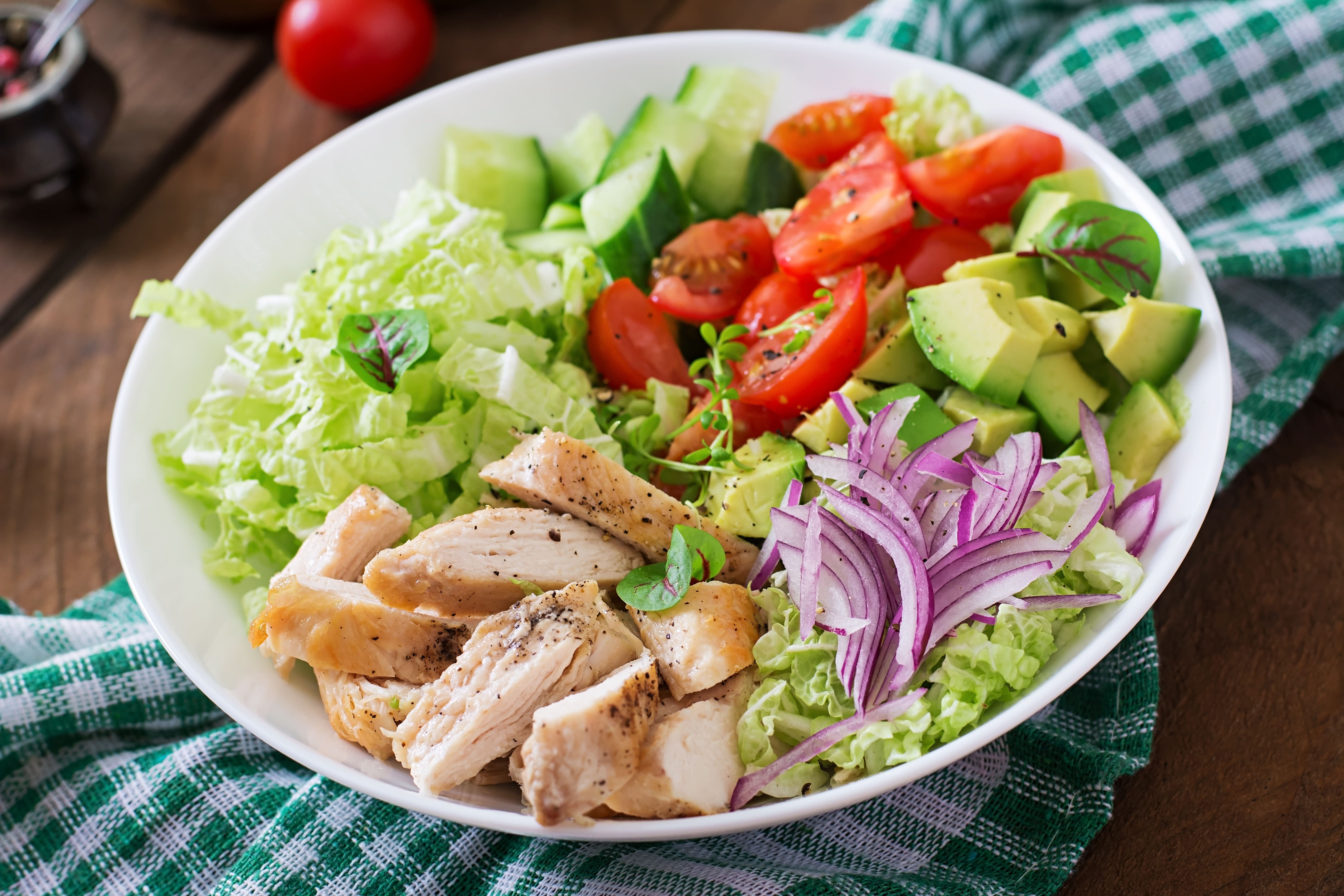 Recall de saladas prontas nos EUA com alerta de risco máximo: esse tipo de alimento tem que ser higienizado em casa?