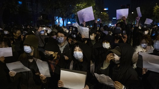 Bolsas caem e petróleo despenca com protestos na China contra política de Covid zero