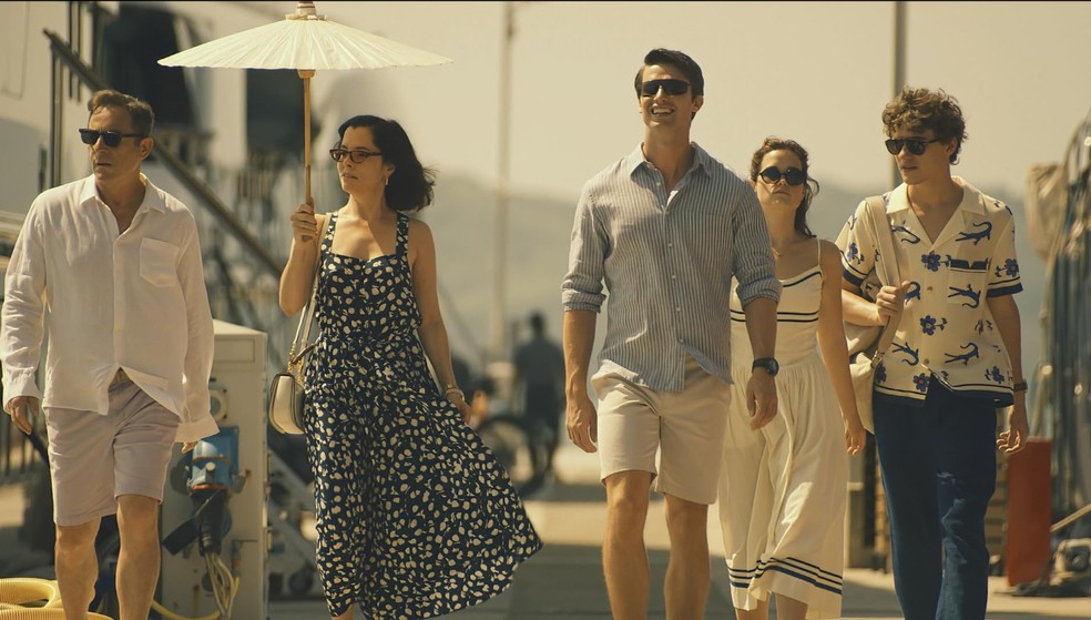 Jason Isaacs, Parker Posey, Patrick Schwarzenegger, Sarah Catherine Hook e Sam Nivola em'The White Lotus' — Foto: Divulgação