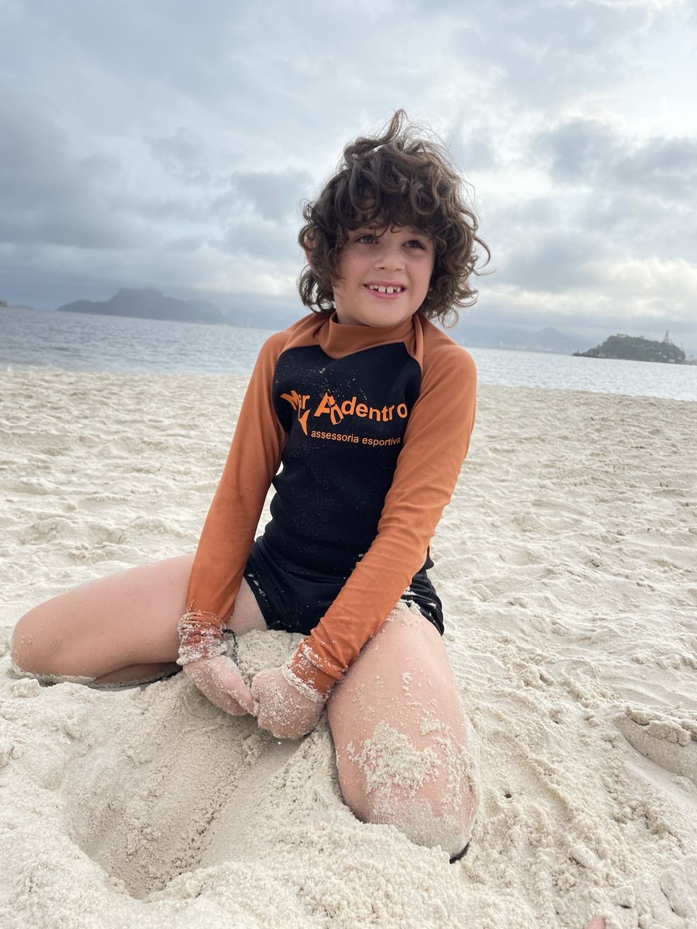Raul faz natação na Praia de Icaraí e se diverte na areia — Foto: Foto Arquivo pessoal