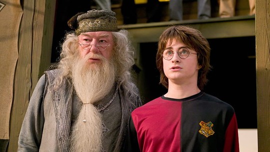 Michael Gambon, o 'Dumbledore', usou 'máquina de pum' em pegadinha com Daniel Radcliffe durante filmagem de 'Harry Potter'