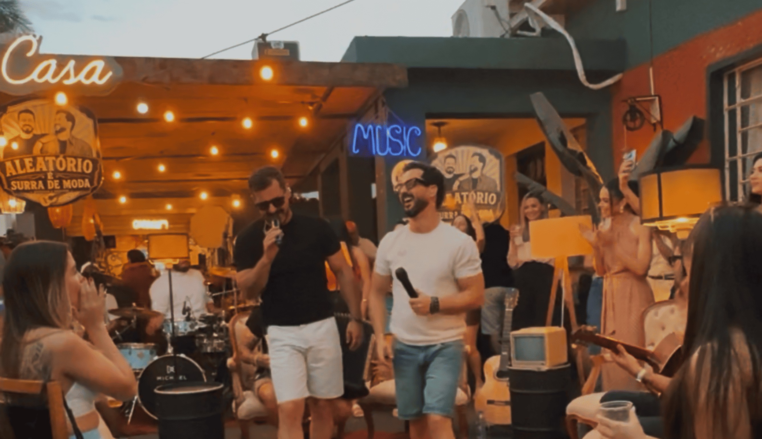 Maurício & Eduardo apostam na proximidade com o público em "Surra de Moda" - QTU Questões do Universo