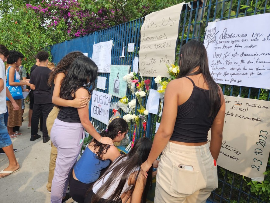 Alunos fazem homenagem a estudante morta em ataque a escola no bairro do Sapopemba, zona leste de SP