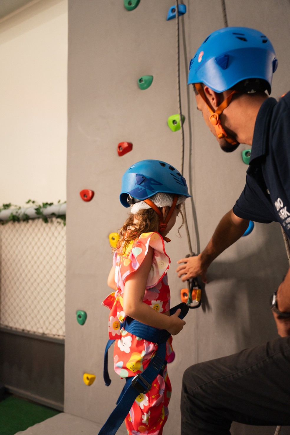 Criança na parede de escalada no Dino Park do Shopping Tijuca; ingresso a R$ 50 por uma hora — Foto: Divulgação