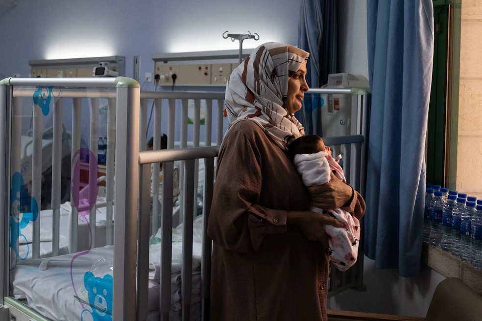 Asma al-Ladawi e sua filha Lana, de 10 dias, em um hospital em Abu Dhabi, onde seu filho Ahmad está sendo tratado. — Foto: Natalie Naccache/New York Times
