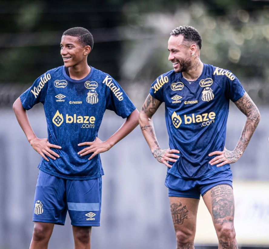 Neymar e Juninho durante treinamento no Santos
