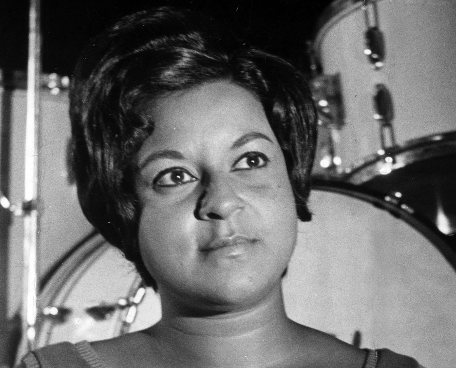 A cantora Leny Andrade, em 1965, quando preparava o show Estamos aí, no Teatro Arena