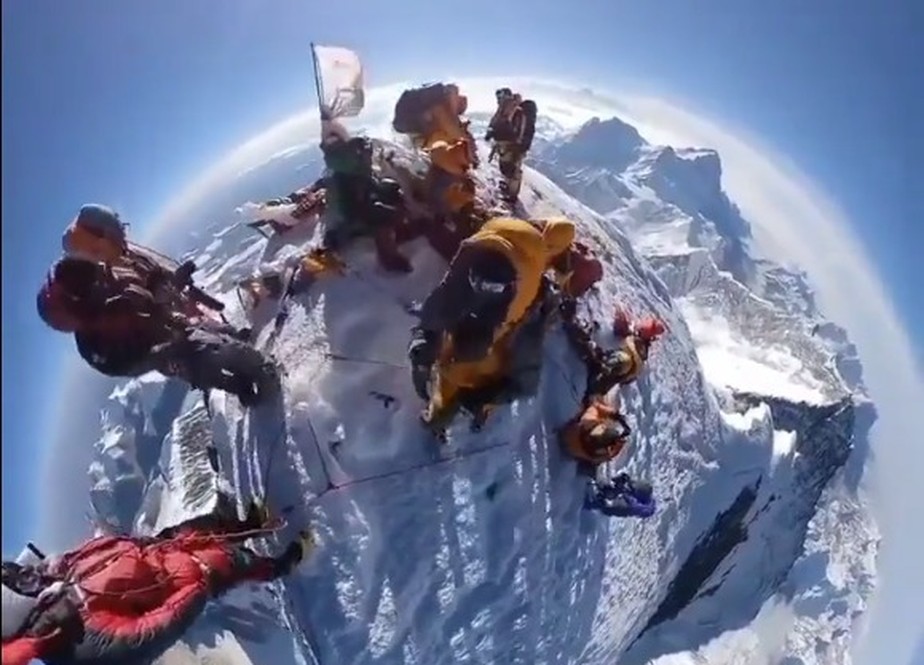 8.848 metros de altura: vídeo viral mostra alpinistas no topo do