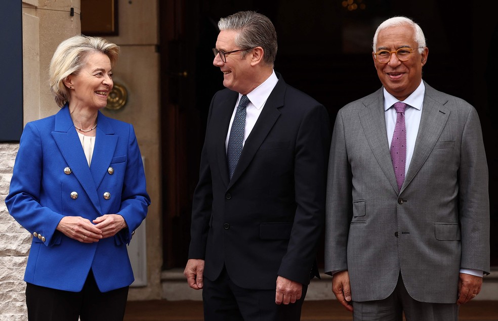 O premier brit&acirc;nico, Keir Starmer, recebe em Londres a presidente da Comiss&atilde;o Europeia, Ursula von der Leyen, e o presidente do Conselho Europeu, Ant&oacute;nio Costa &mdash; Foto: Henry Nicholls/AFP
