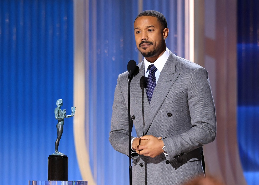 Michael B. Jordan discursa no Shrine Auditorium ao receber o Actor Award — Foto: Matt Winkelmeyer / Getty Images via AFP