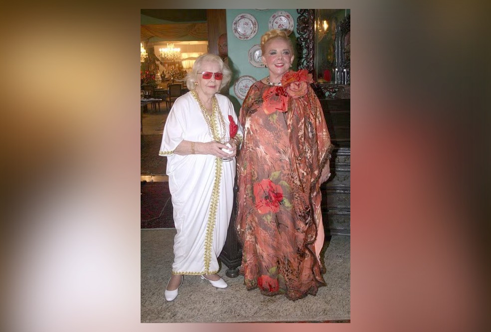As irmãs Therezinha Yamada e Regina Gonçalves (vestido florido) posando para foto — Foto: Álbum de família/Reprodução