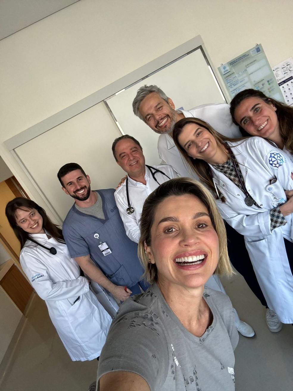 Otaviano junto com a mulher, a atriz Fl&aacute;via Alessandra, e a equipe do dr. Roberto Kalil, que realizou a cirurgia no apresentador &mdash; Foto: Arquivo Pessoal