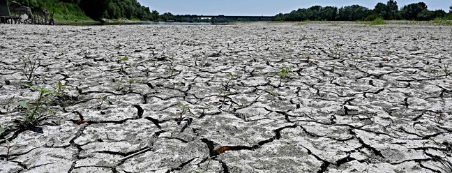 Leito seco do Rio Pó, no município de Occhiobello, no norte da Itália, onde o governo declarou estado de emergência em cinco regiões  — Foto: ANDREA PATTARO / AFP
