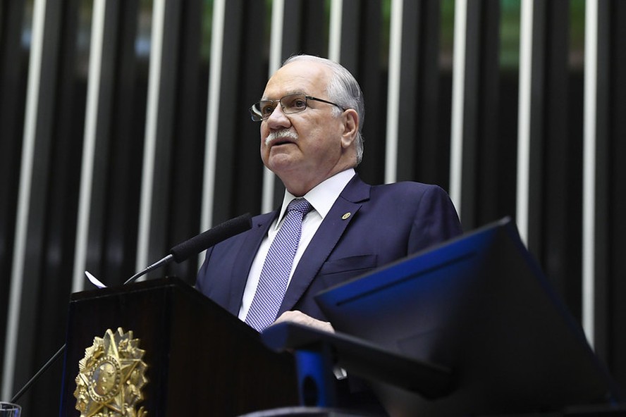 Fachin afirma que 'cabe primeiramente à política resolver as crises políticas'