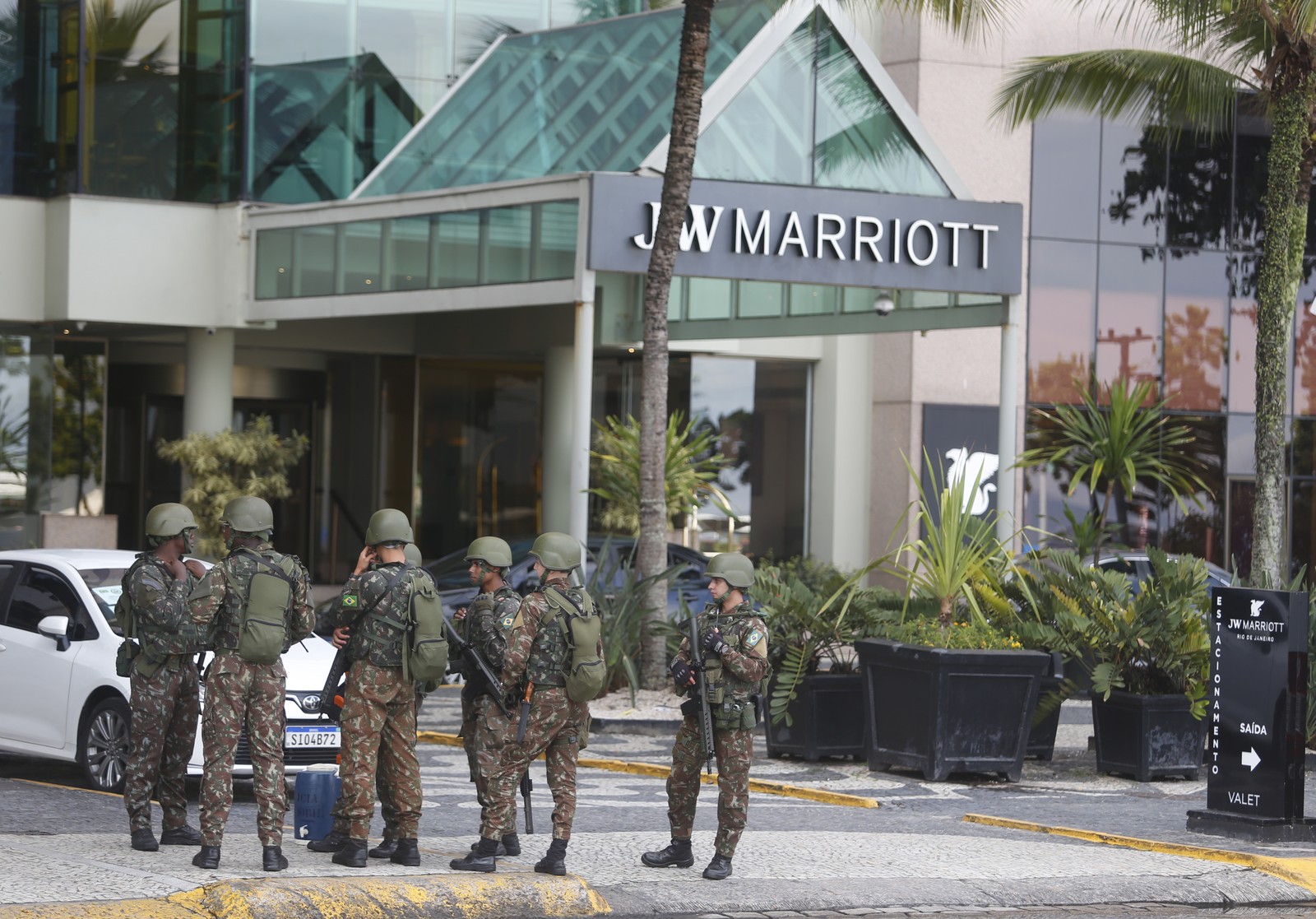 Forças Armadas contribuem para a segurança do G20: militares em frente ao JW Marriott — Foto: Fabiano Rocha / Agência O Globo