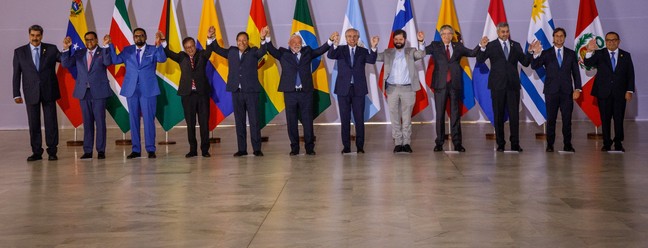 Lula posa com chefes de Estado da Venezuela, Suriname, Guiana, Colômbia, Bolívia, Argentina, Chile, Equador, Paraguai, Uruguai e Peru. — Foto: Brenno Carvalho / Agência O Globo