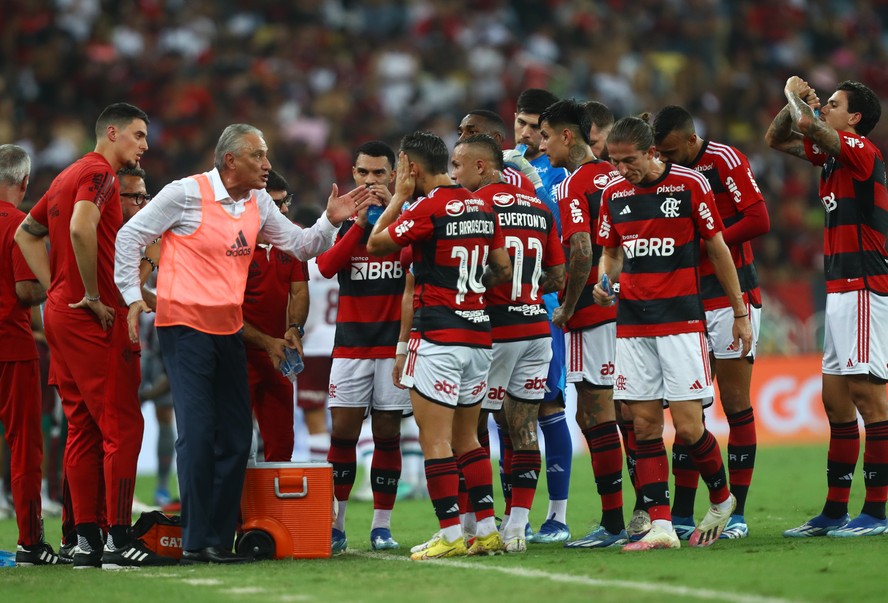 Rossi aproveita oportunidade, ganha sequência no Flamengo e não