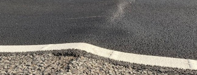 Forte calor derreteu o asfalto e formou uma grande protuberância na pista da rodovia A14, no Condado de Cambridge, Inglaterra,  — Foto: Divulgação/Polícia de Cambridgeshire