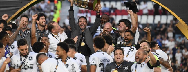 Artur Jorge levanta a taça de campeão da Libertadores — Foto: Luis ROBAYO / AFP