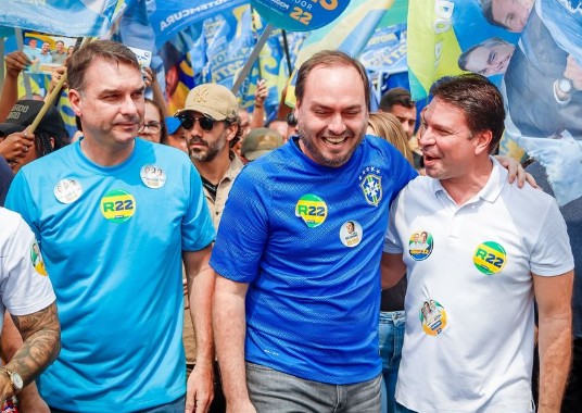 Carlos Bolsonaro diz que Flávio se apoia em quem 'oferece discursos ilusórios' e critica: 'Está mordendo a isca'