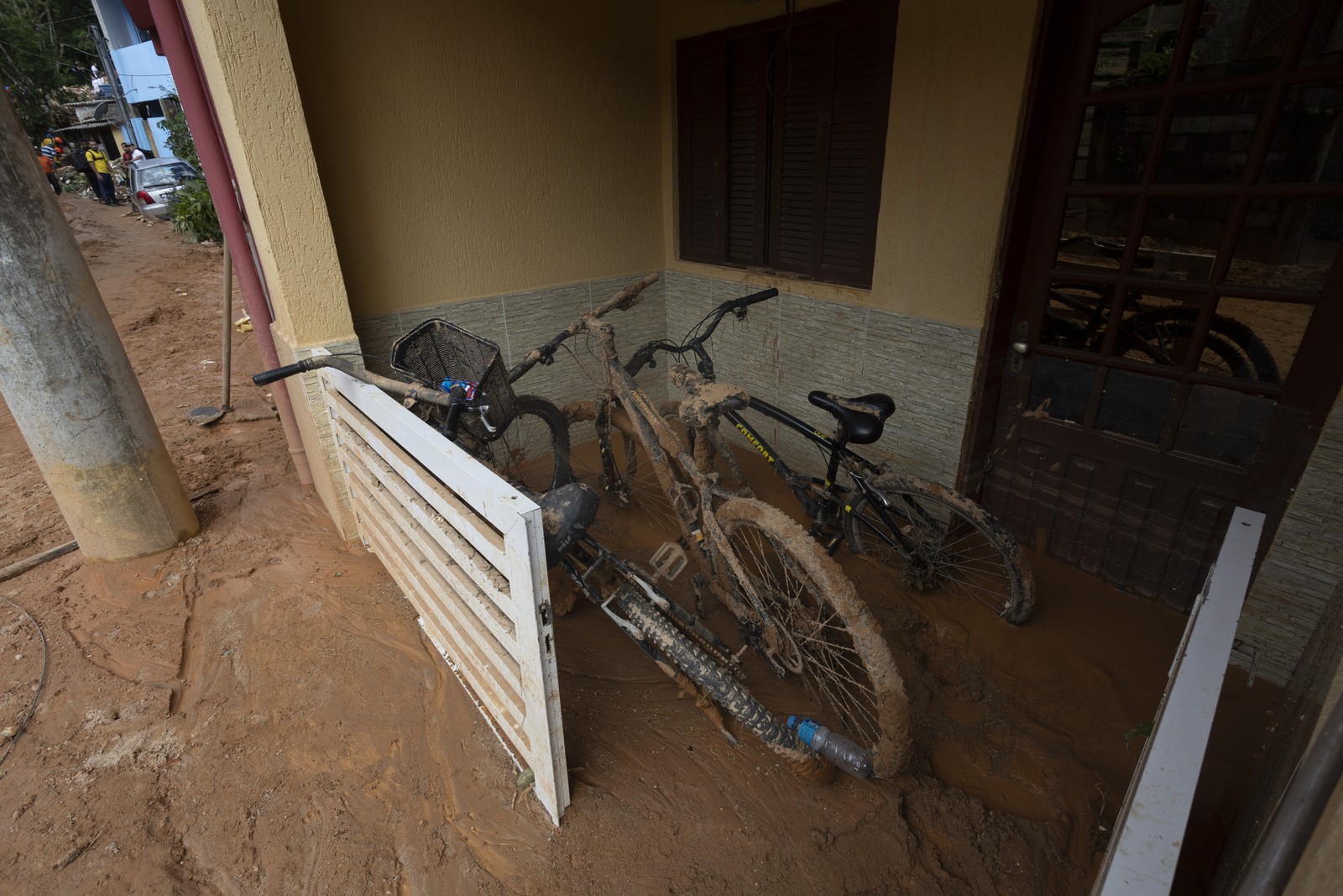 Casa invadida pela lama em Barra do Sahy — Foto: Maria Isabel Oliveira / Agência O Globo