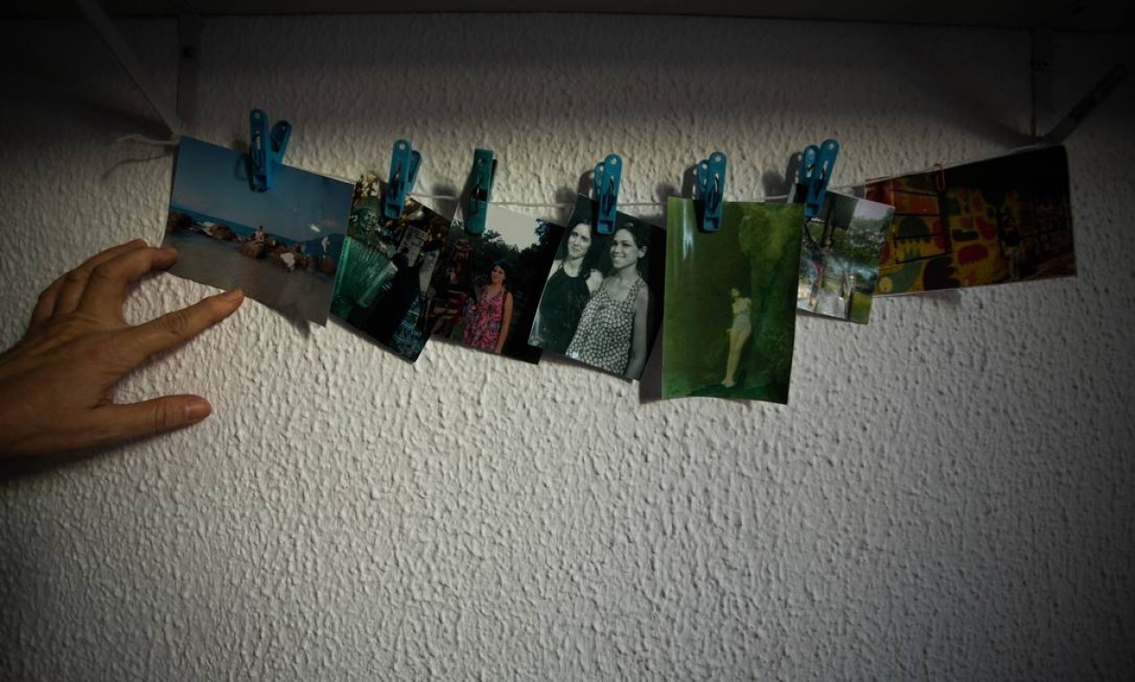 Fotos da jovem Luiza Braga, vítima de feminicídio, expostas na casa dos pais da estudante  — Foto: Maria Isabel Oliveira / Agência O Globo