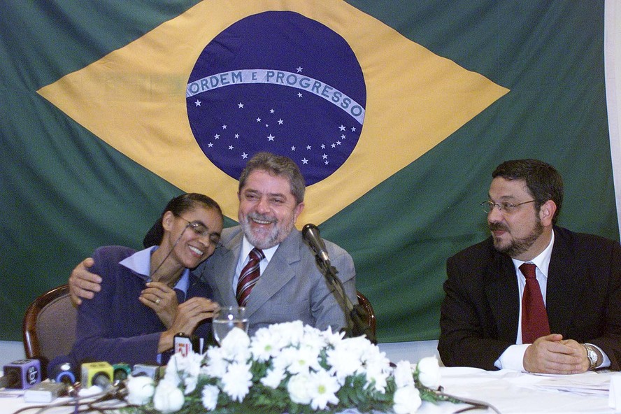 Marina Silva e Lula durante anúncio dos novos ministros em dezembro de 2002