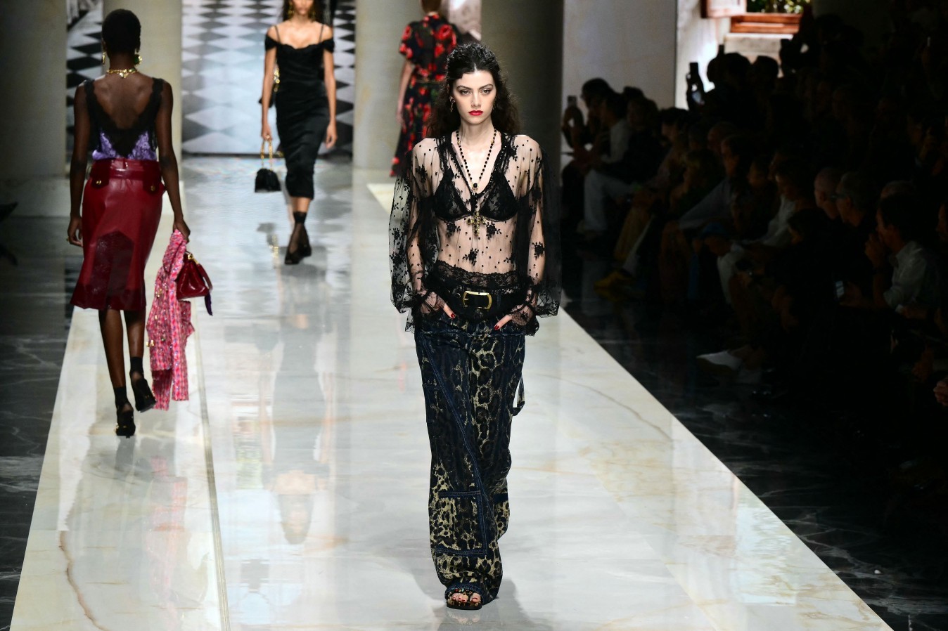 Dolce & Gabbana revisita a opulência siciliana com olhar mais descolado