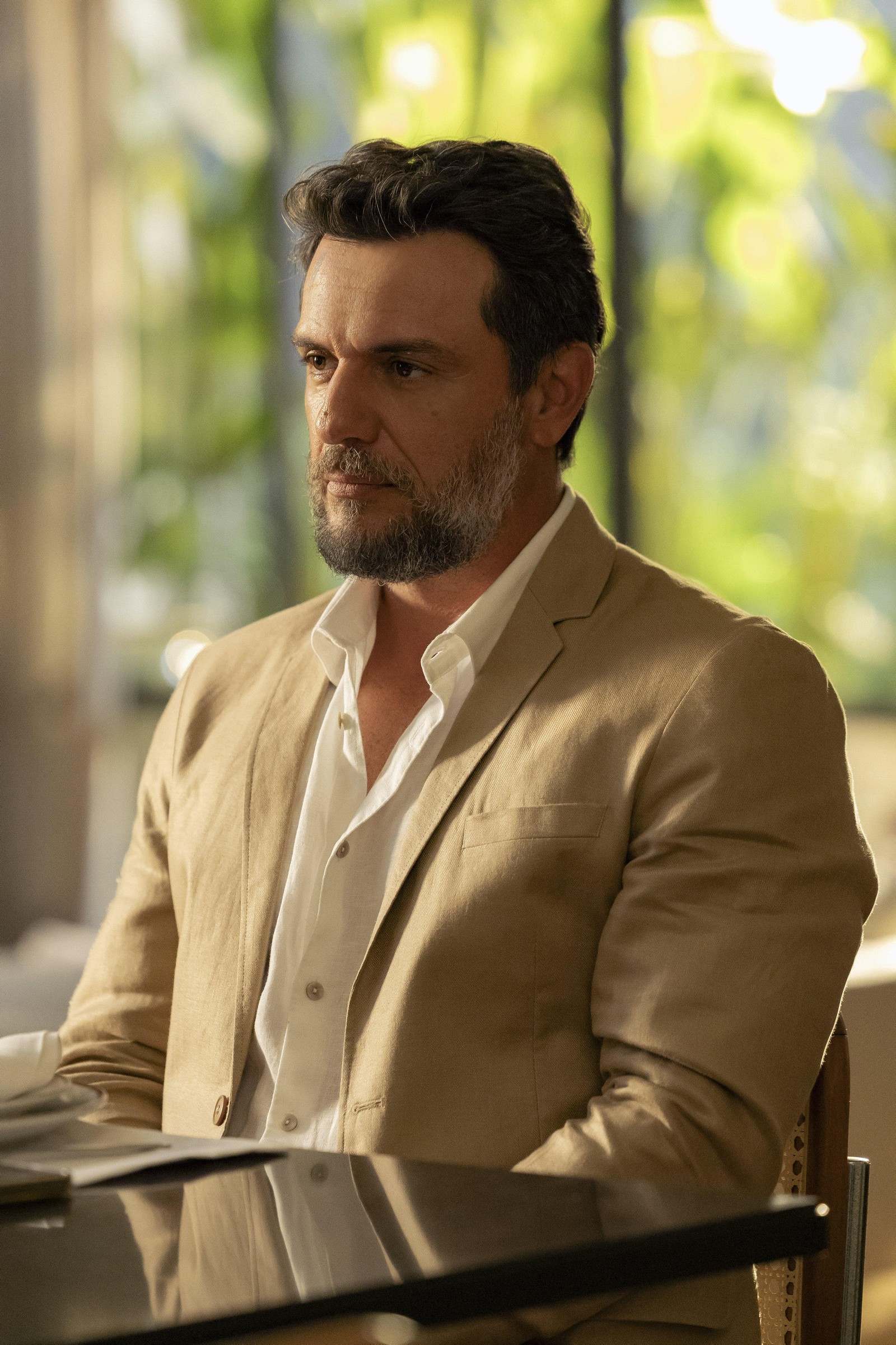 Molina (Rodrigo Lombardi) administra a fortuna herdada por Luma (Agatha Moreira), que perdeu a mãe precocemente. Ele é o responsável pela morte do verdadeiro pai da jovem, Alfredo (Fábio Assunção)  — Foto: Globo/Manoella Mello