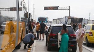 Devido a uma operação policial no Complexo de Israel, na Zona Norte, nesta quinta-feira, uma parte da Avenida Brasil se encontra fechada. — Foto: Fabiano Rocha / Agência O Globo