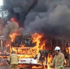 Garagem de ônibus pega fogo em Duque de Caxias; vídeo