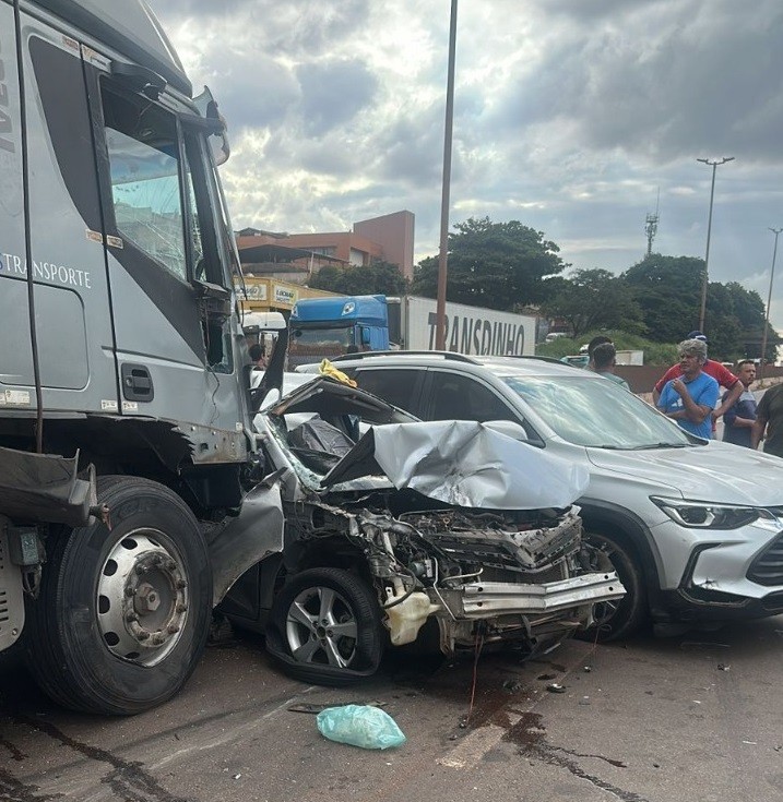 Acidente com nove carros e quatro carretas para rodovia em Belo Horizonte; veja vídeo